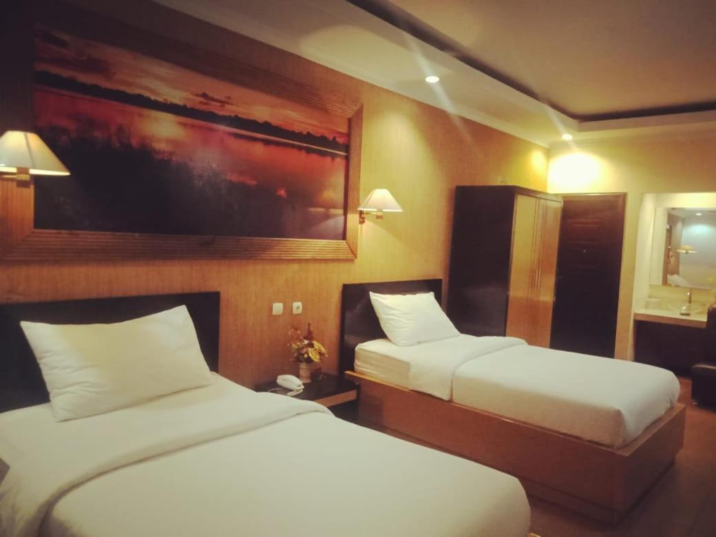 Hotel Kencana Rembang Esterno foto